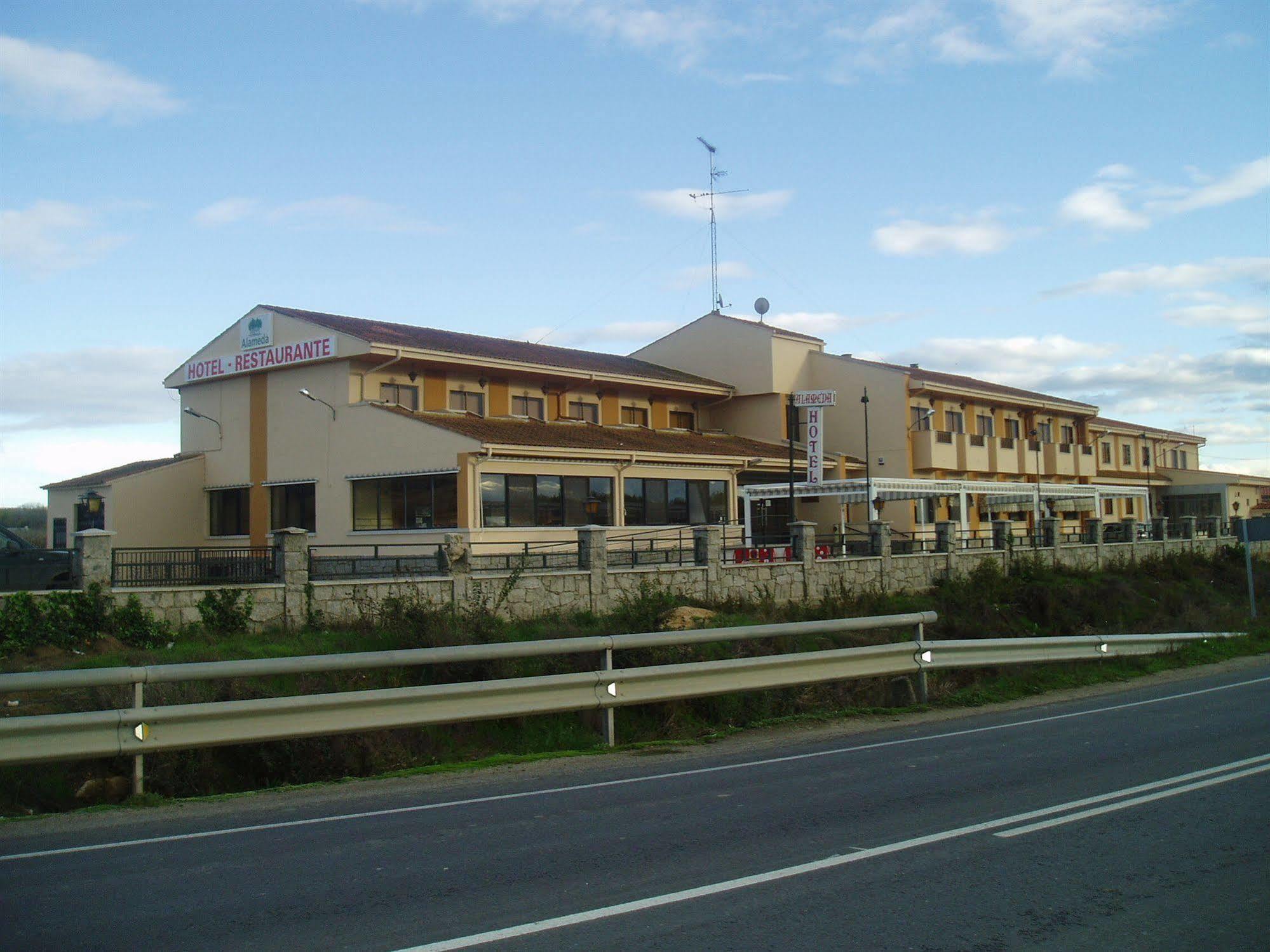 Hotel Alameda Алба де Тормес Екстериор снимка